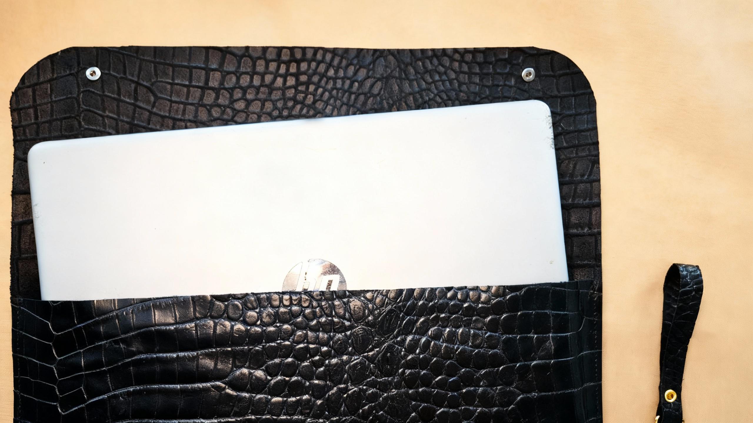 Housse pour ordinateur portable en cuir avec une pochette à l'exterieur et un porte clé