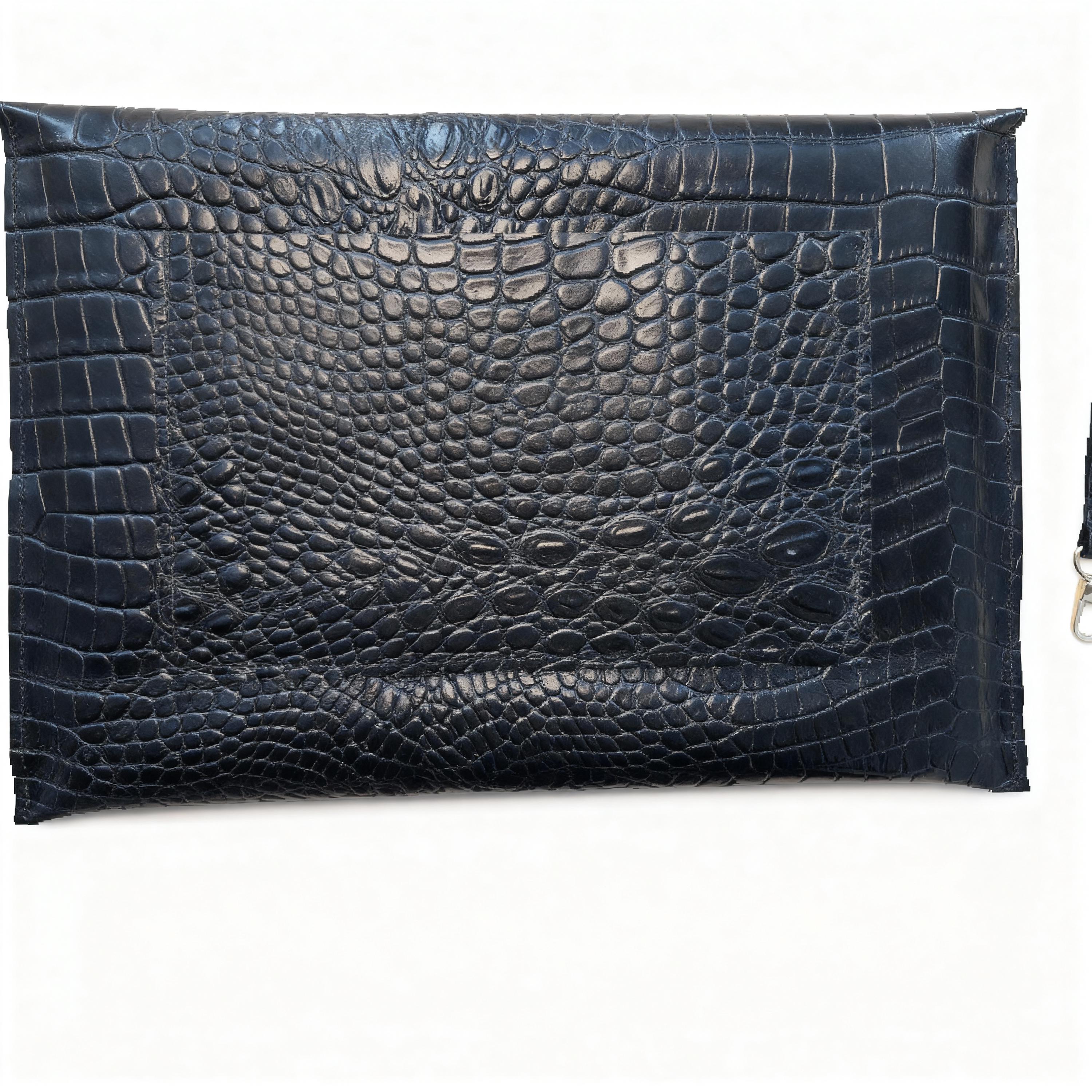 Housse pour ordinateur portable en cuir avec une pochette à l'exterieur et un porte clé