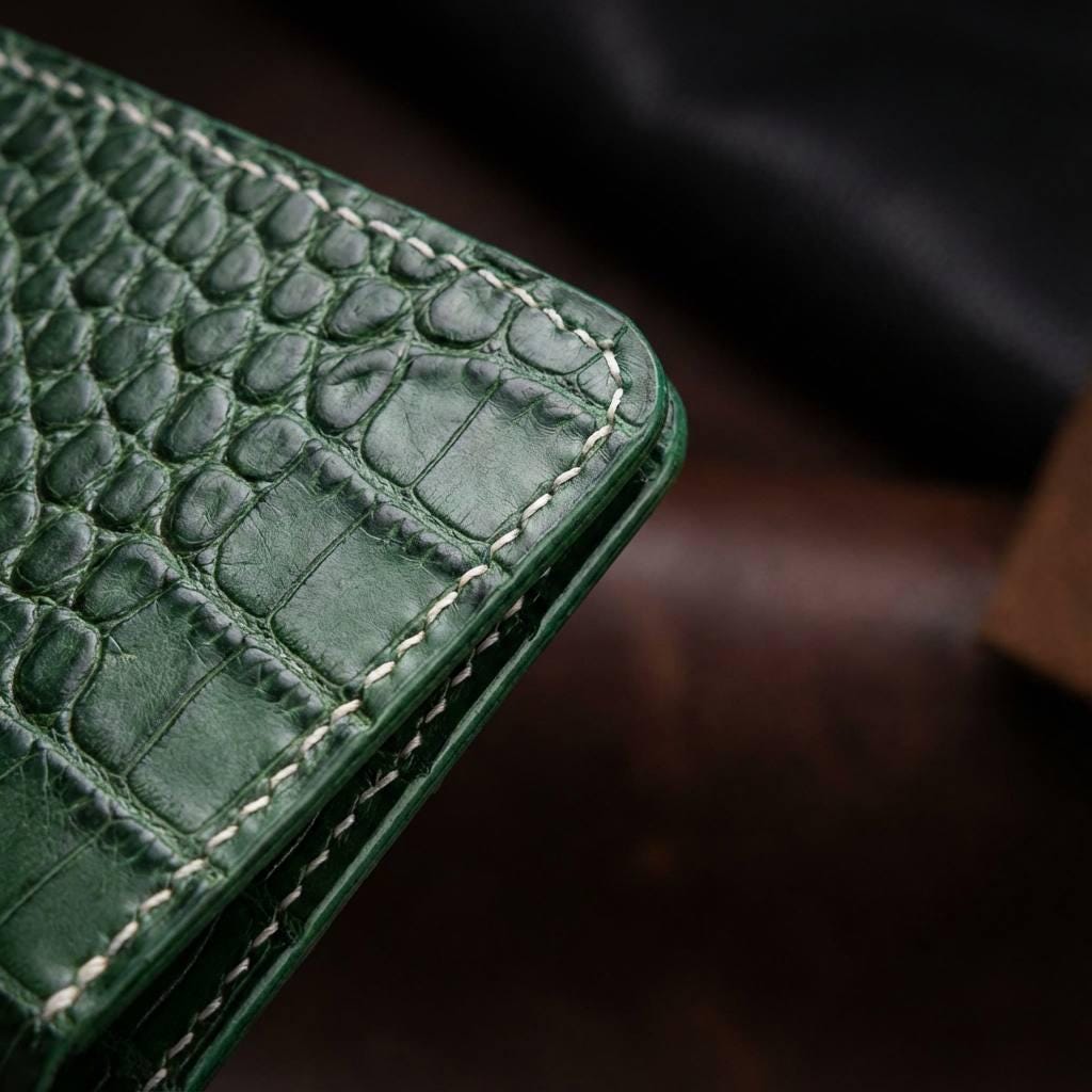 Protège-Passeport en Cuir Façon Crocodile Vert – Étui Passeport Luxe, Accessoire de Voyage Élégant, Cadeau Voyageur