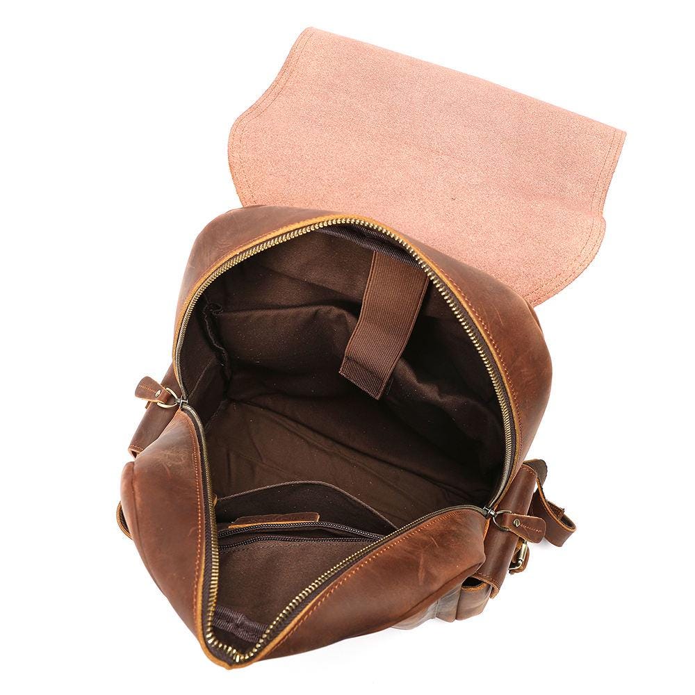 Una mochila de cuero clásica combina elegancia tradicional, resistencia y funcionalidad