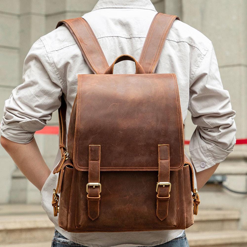 Una mochila de cuero clásica combina elegancia tradicional, resistencia y funcionalidad