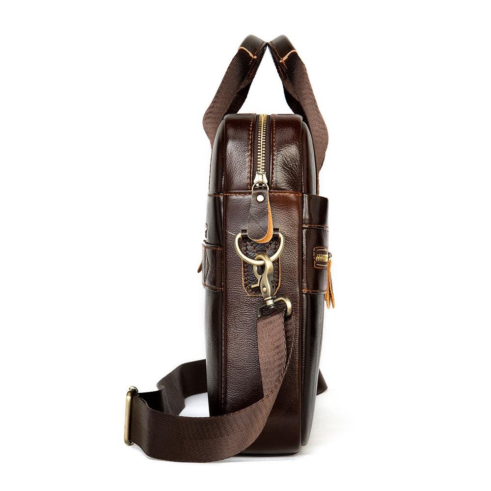 mochila para ordenador en cuero con un tono elegante y profesional.