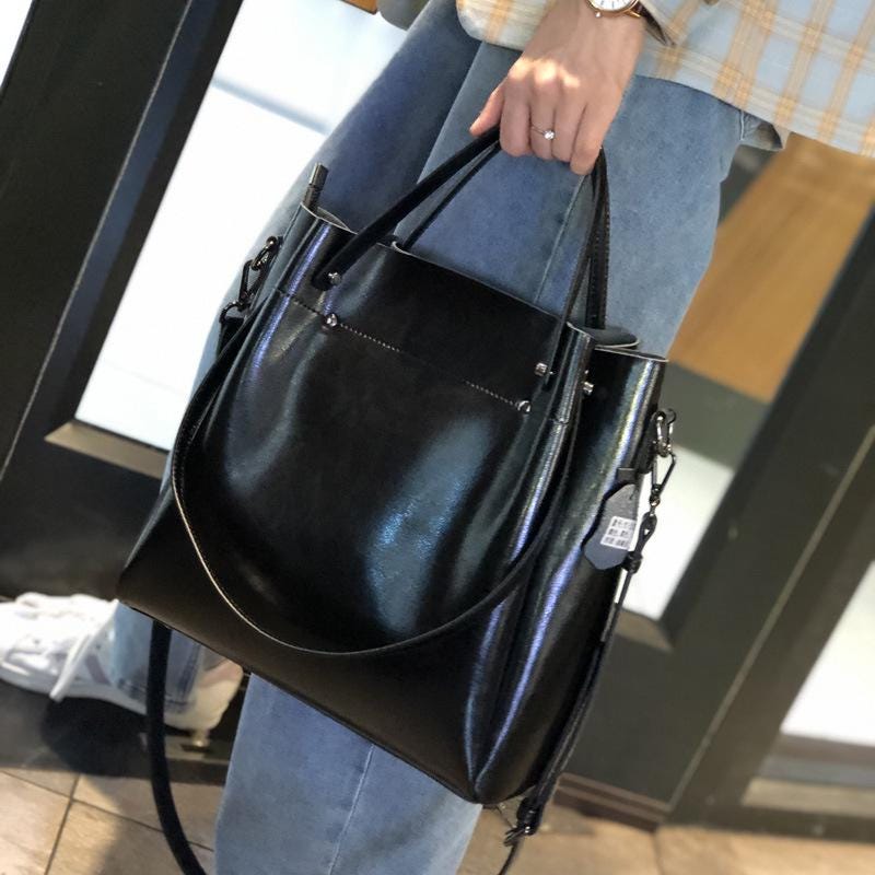 Bolso de cuero moderno formas geométricas, colores intensos, diseño contemporáneo.