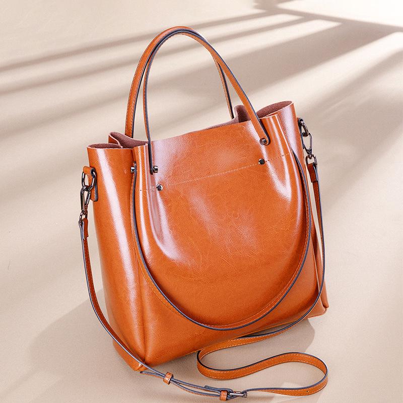 Bolso de cuero moderno formas geométricas, colores intensos, diseño contemporáneo.