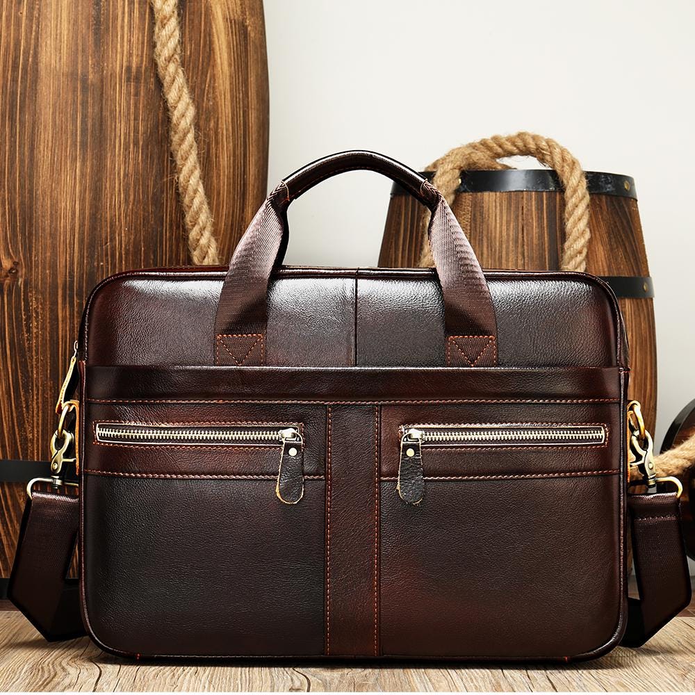 mochila para ordenador en cuero con un tono elegante y profesional.