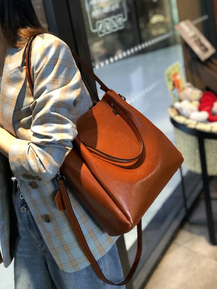 Bolso de cuero moderno formas geométricas, colores intensos, diseño contemporáneo.