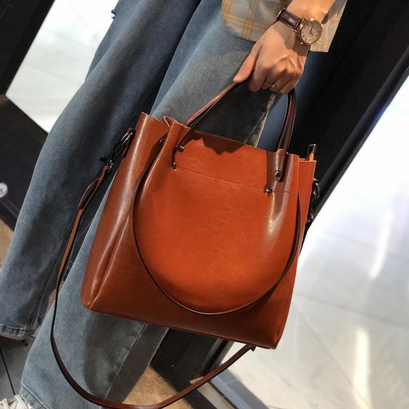 Bolso de cuero moderno formas geométricas, colores intensos, diseño contemporáneo.
