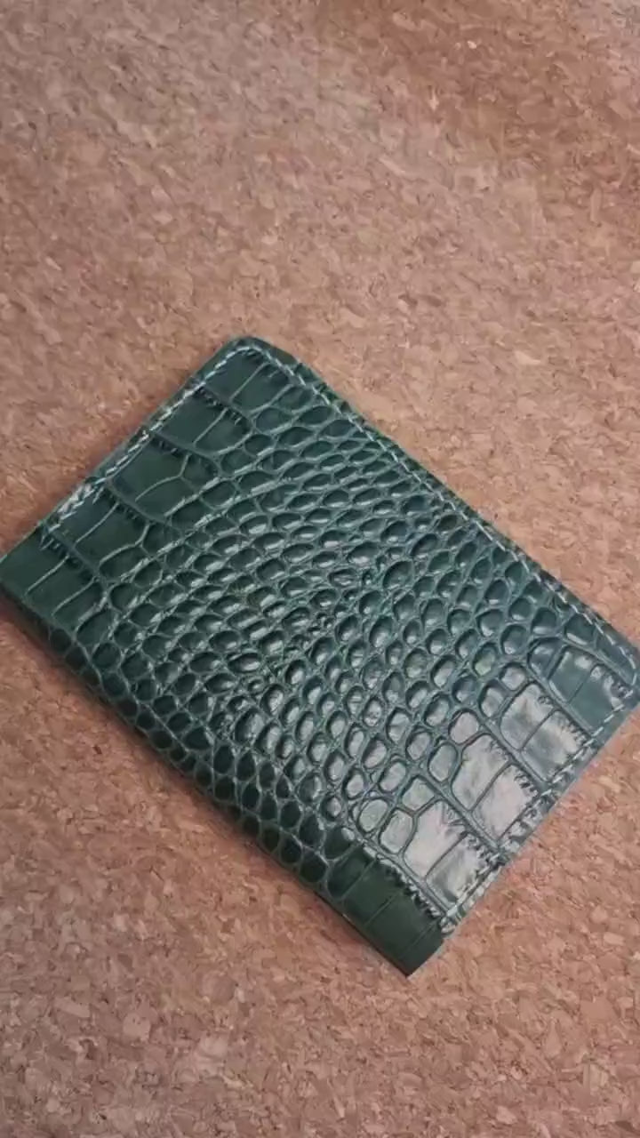 Protège-Passeport en Cuir Façon Crocodile Vert – Étui Passeport Luxe, Accessoire de Voyage Élégant, Cadeau Voyageur