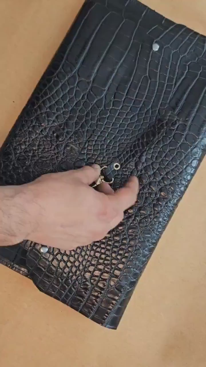 Housse pour ordinateur portable en cuir avec une pochette à l'exterieur et un porte clé