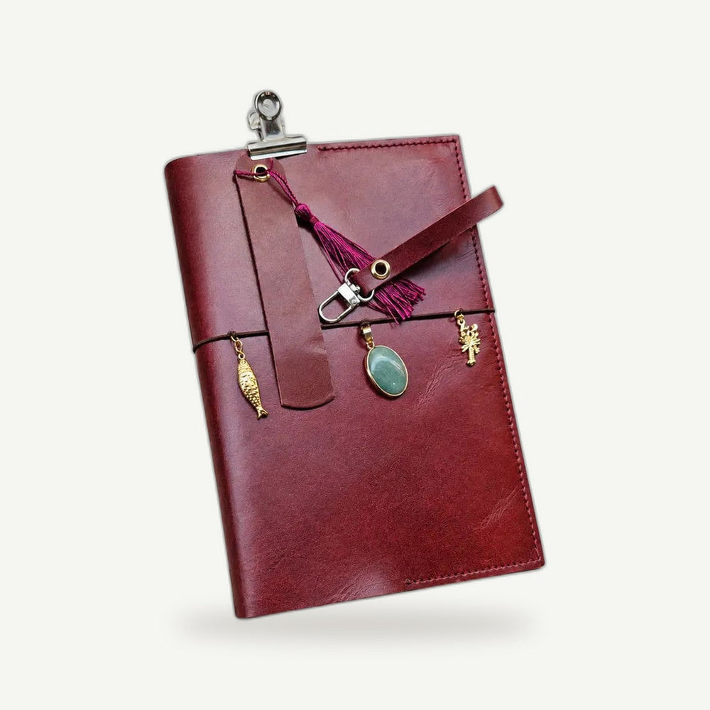 Carnet de voyage bordeaux style cuir avec charms et marque-page – Journal vintage élégant